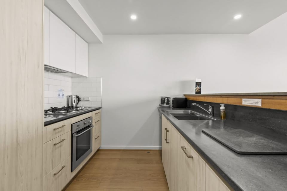 Lakeside Landing - lakefront and walk to town Apartment in Queenstown