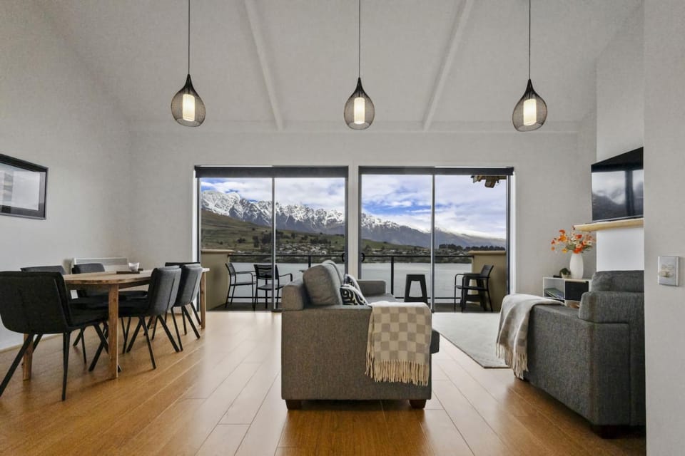 Lakeside Landing - lakefront and walk to town Apartment in Queenstown