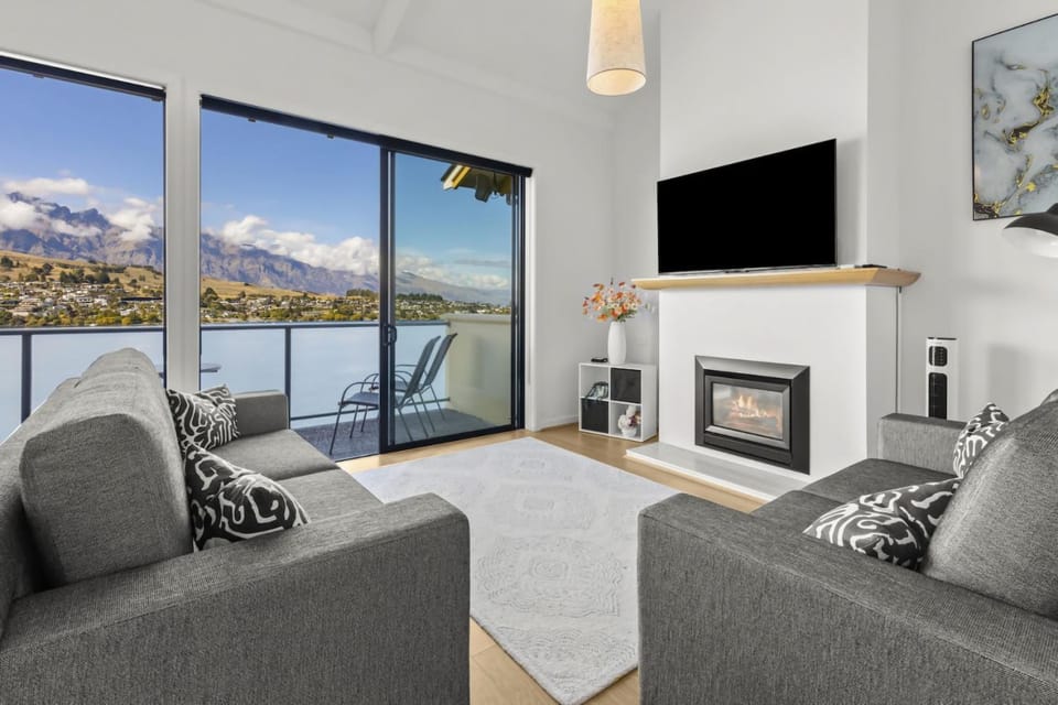Lakeside Landing - lakefront and walk to town Apartment in Queenstown