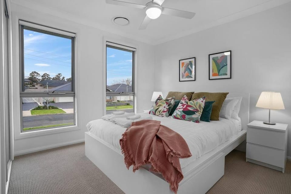 Bed, Photo of the whole room, Bedroom, towels, towels