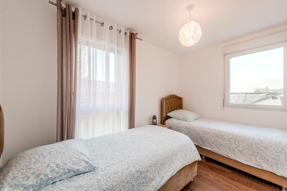 Photo of the whole room, Bedroom