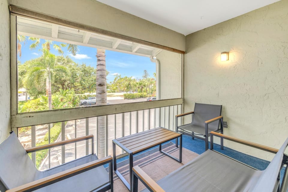 Private Patio, Walk to All! 5min- Siesta Keys Best Beach, 1min- Shopping Dining & Entertainment! Apartment in Florida
