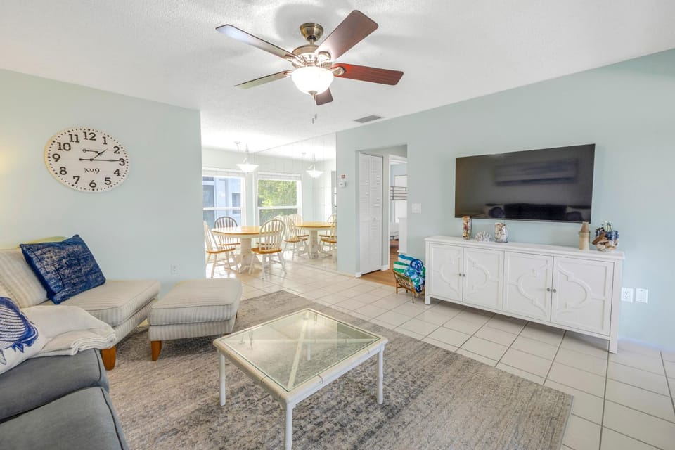 Private Patio, Walk to All! 5min- Siesta Keys Best Beach, 1min- Shopping Dining & Entertainment! Apartment in Florida