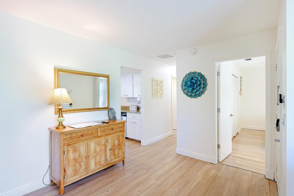 Newly remodeled 8-steps to sand path of Beach! Unit A Apartment in Florida