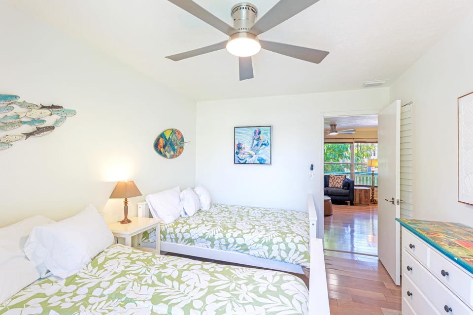 Newly remodeled 8-steps to sand path of Beach! Unit D Apartment in Florida