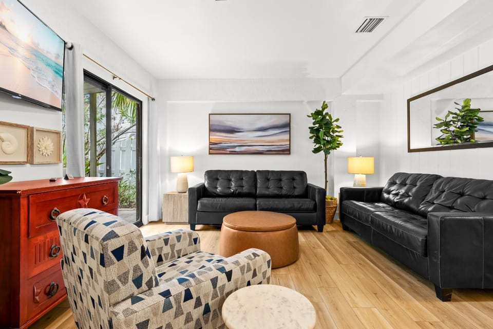 Newly remodeled 8-steps to sand path of Beach! Apartment in Florida