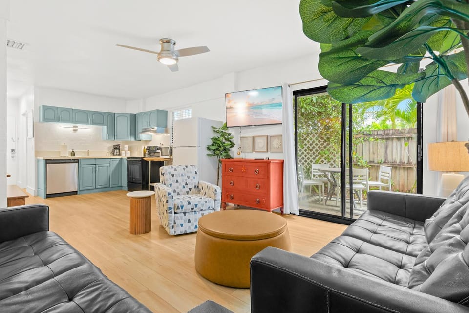 Newly remodeled 8-steps to sand path of Beach! Apartment in Florida