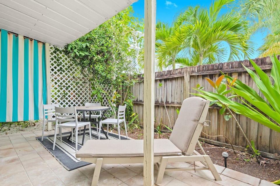 Newly remodeled 8-steps to sand path of Beach! Apartment in Florida