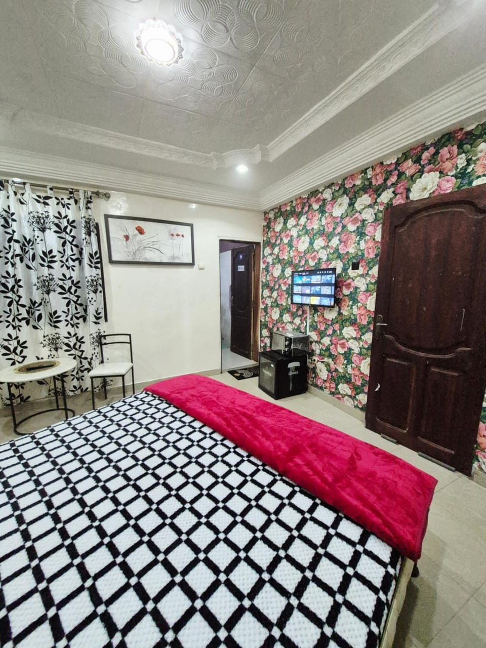 Bed, TV and multimedia, Photo of the whole room, Bedroom