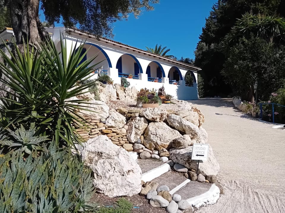 Property building, Garden, Garden, Garden view, Parking