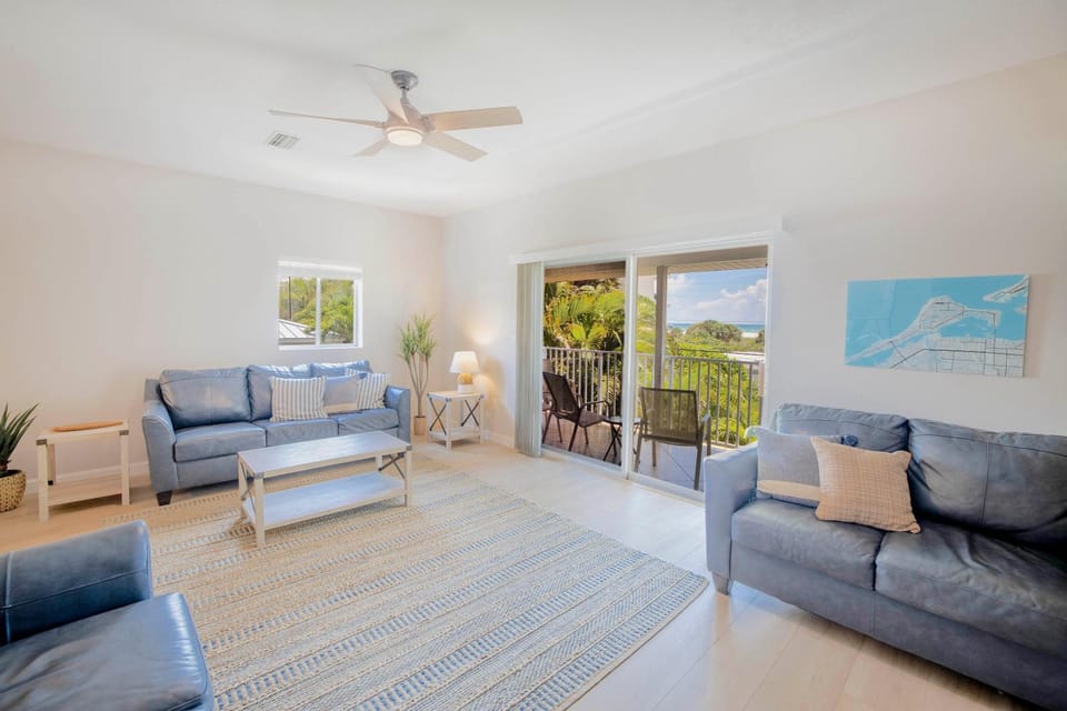Ocean-Views, Pool, Private Elevator, Covered Patio & Fire-Table, 150 steps to Beach! House in Siesta Beach