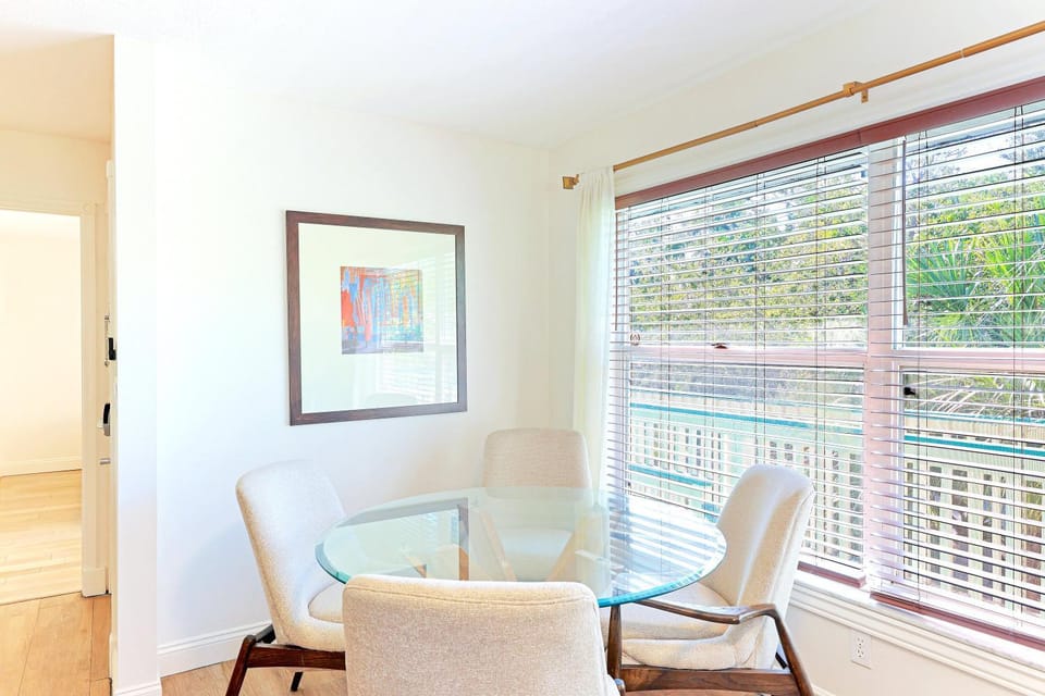 Newly Remodeled Apt! Key-West Victorian with beach access, to Siesta Key Beach! Apartment in Florida
