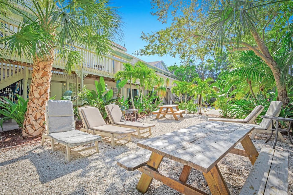 Newly Remodeled Apt! Key-West Victorian with beach access, to Siesta Key Beach! Apartment in Florida