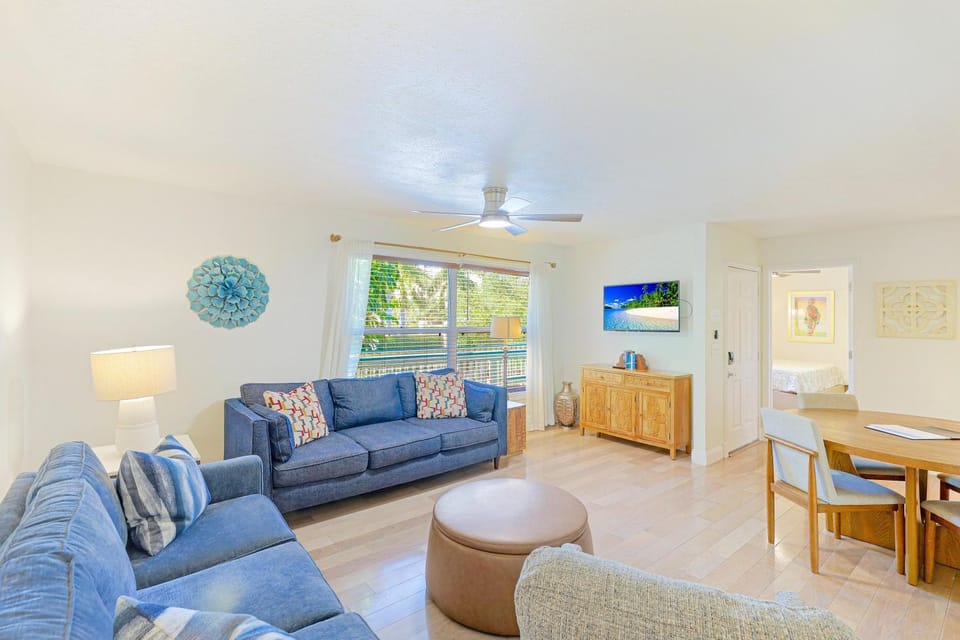 Newly remodeled 8-steps to sand path of Beach! Apartment in Florida
