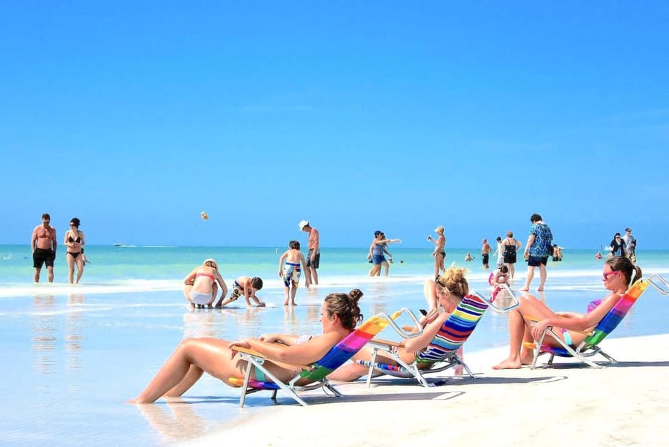 Newly remodeled 8-steps to sand path of Beach! Apartment in Florida