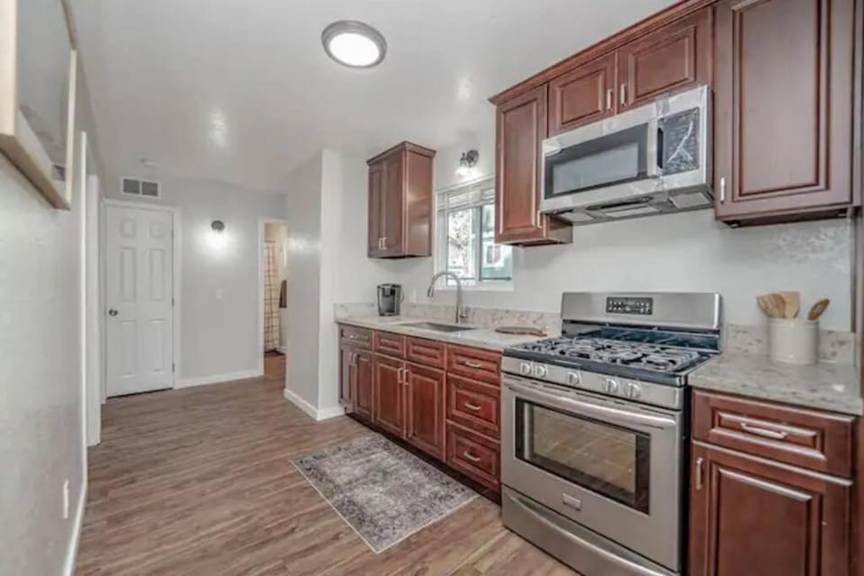 Bear Forest Hideaway, 5 Bed's, Indoor Fireplace! House in Southern California