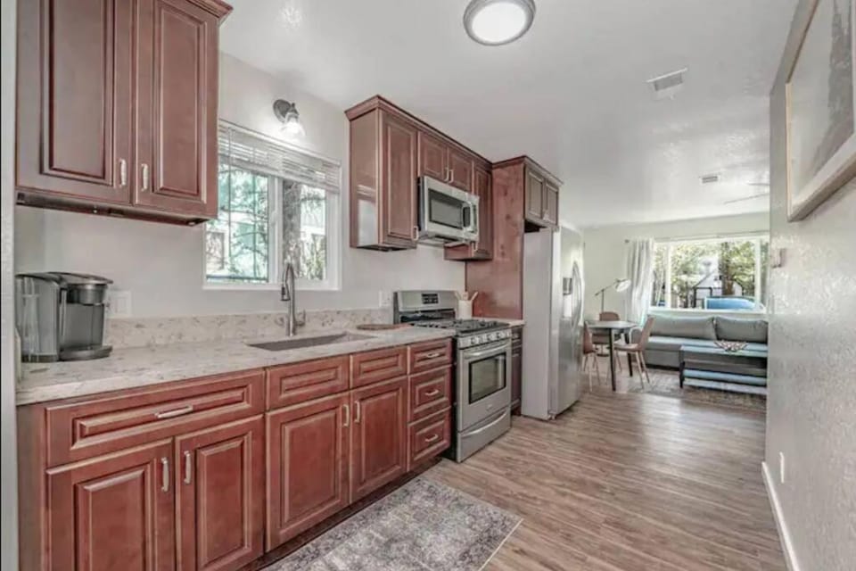 Bear Forest Hideaway, 5 Bed's, Indoor Fireplace! House in Southern California