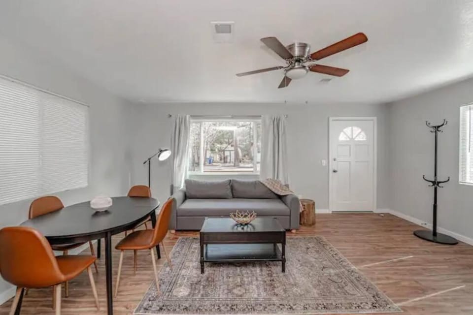 Bear Forest Hideaway, 5 Bed's, Indoor Fireplace! House in Southern California