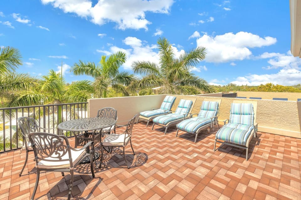 One-of-a-Kind! Pool, Terraces, Ocean-View Rooftop, in Siesta Village at Best Beach! Apartment in Siesta Beach