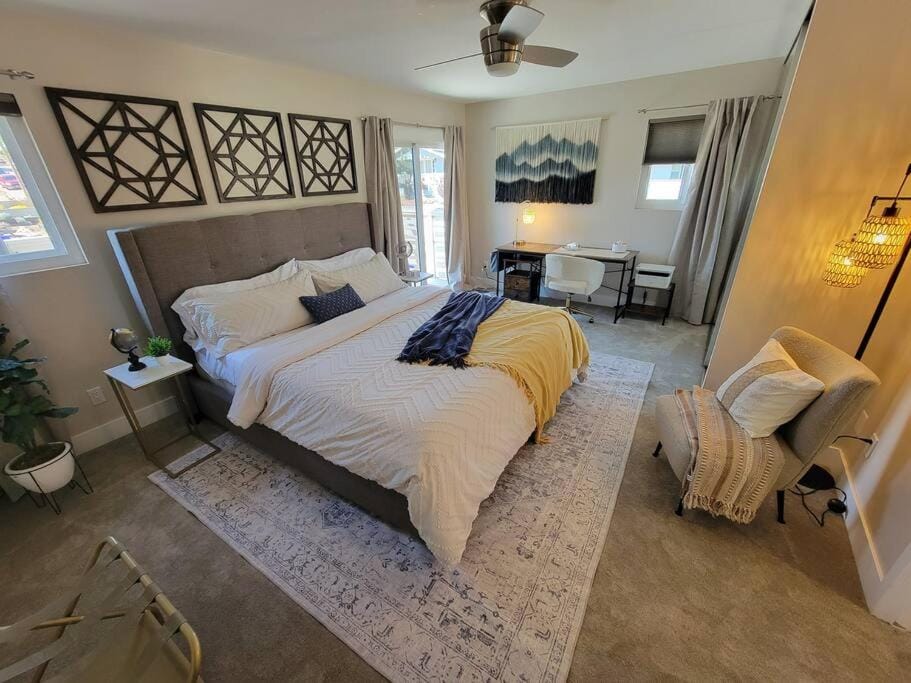 San Diego Oasis with Hot Tub, Gym, Outdoor Theater, Yard, 10 Min From Downtown House in San Diego
