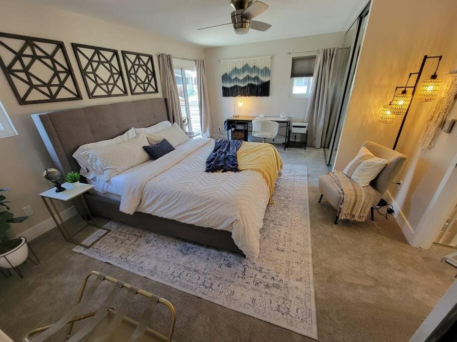 San Diego Oasis with Hot Tub, Gym, Outdoor Theater, Yard, 10 Min From Downtown House in San Diego