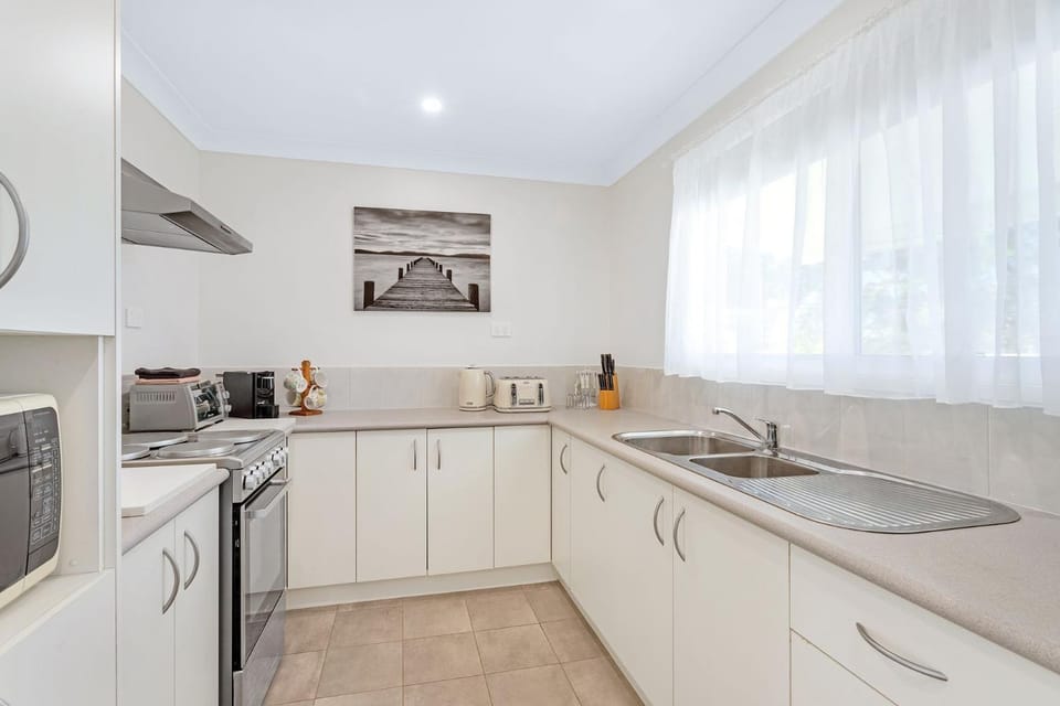 Sanctuary Cottage by Book Jervis Bay - Family Friendly and Affordable House in Saint Georges Basin