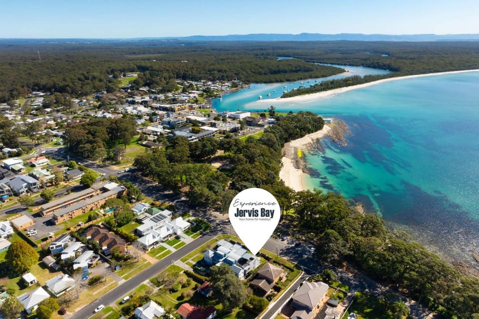 Bowie's Beach House by Experience Jervis Bay House in Huskisson