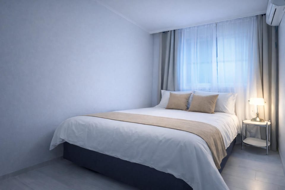 서교초등학교앞, White Linen House Apartment in Seoul