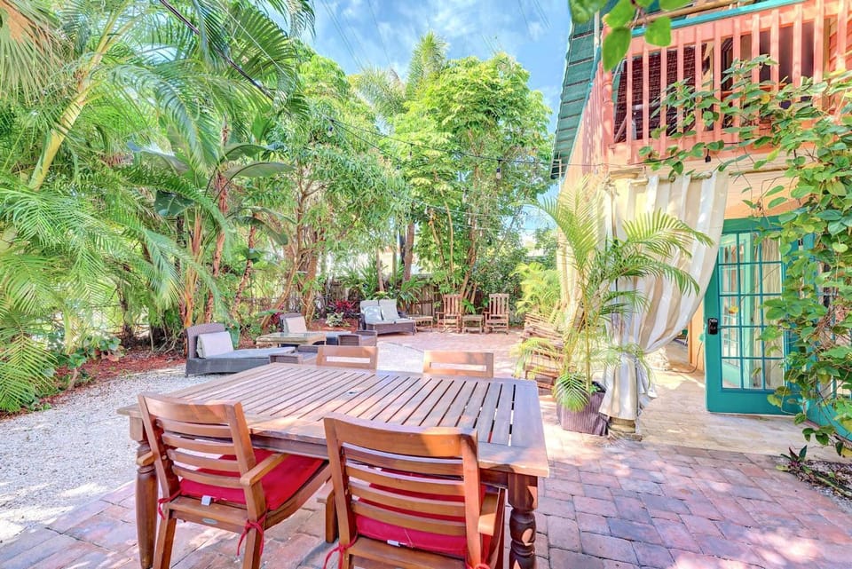 100 percent Private, Tiki-Bar, 250steps to Beach and Village! House in Siesta Beach