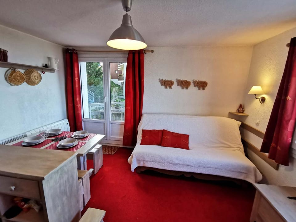 Studio cabine supérieur proche pistes, 4 pers, balcon sud, casier à ski - FR-1-771-76 Cabin in Auvergne-Rhône-Alpes