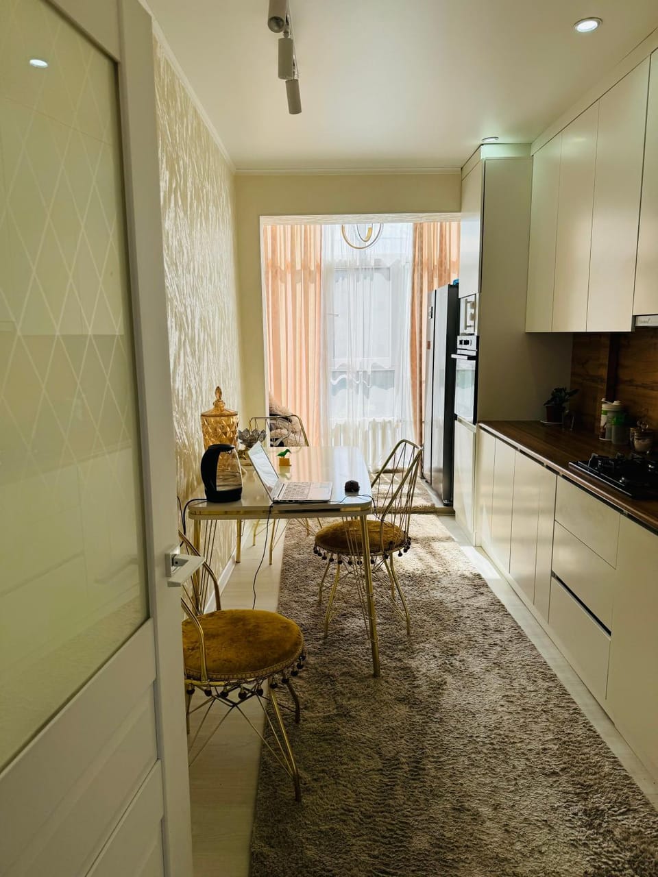Kitchen or kitchenette, Dining area