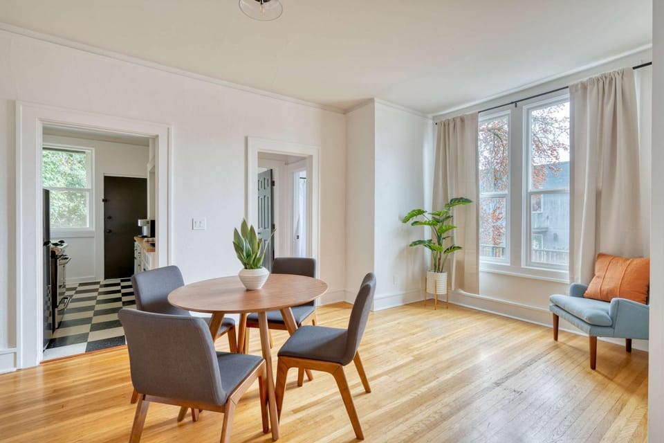 Stay Portland - La Casa Burnside - Local Eateries, Shops, and Bars Apartment in Portland
