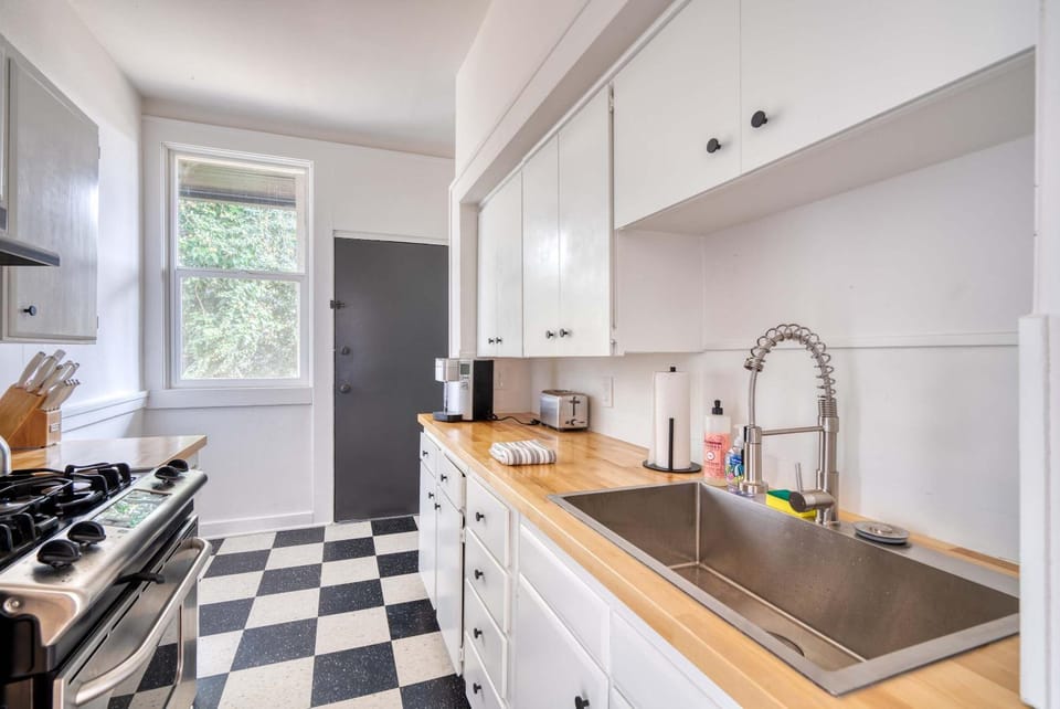 Stay Portland - La Casa Burnside - Local Eateries, Shops, and Bars Apartment in Portland