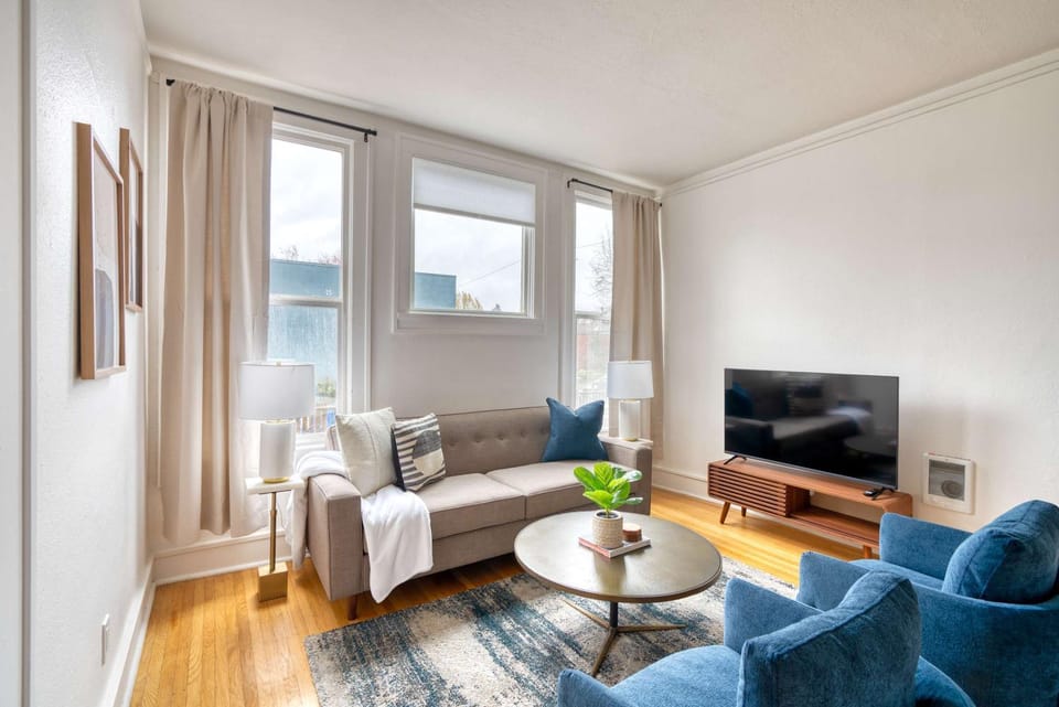 Stay Portland - La Casa Burnside - Local Eateries, Shops, and Bars Apartment in Portland