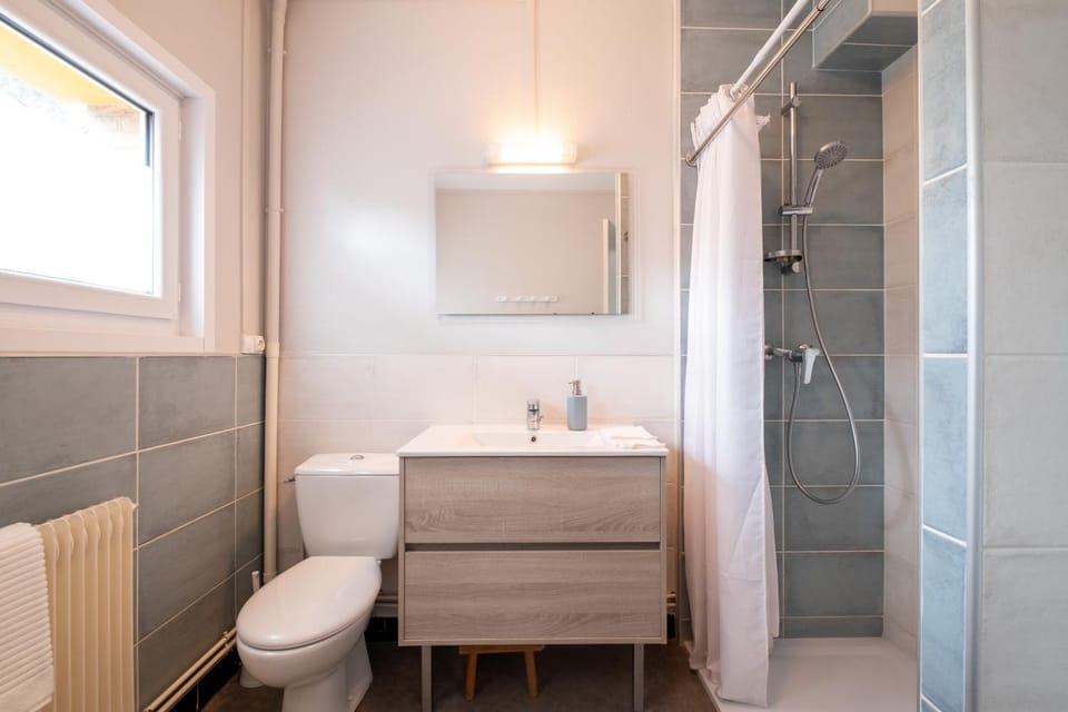 Shower, Toilet