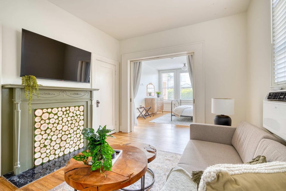 Stay Portland - La Casa Burnside - Local Eateries, Shops, and Bars Apartment in Portland