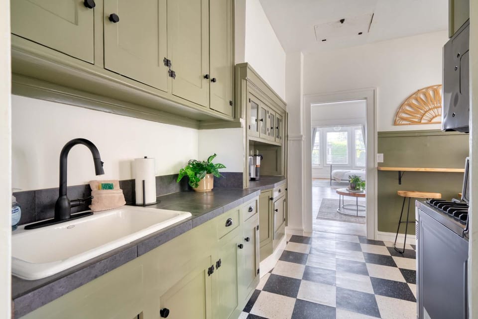 Stay Portland - La Casa Burnside - Local Eateries, Shops, and Bars Apartment in Portland