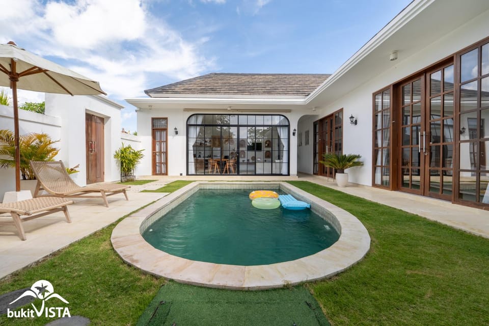 Property building, Garden, Swimming pool
