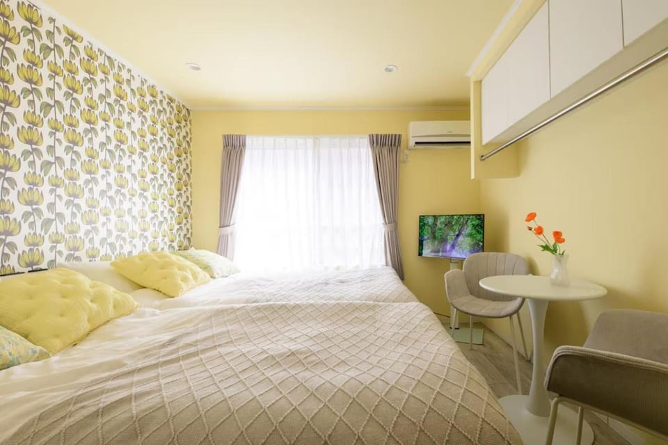 Bed, TV and multimedia, Seating area, Bedroom, air conditioner