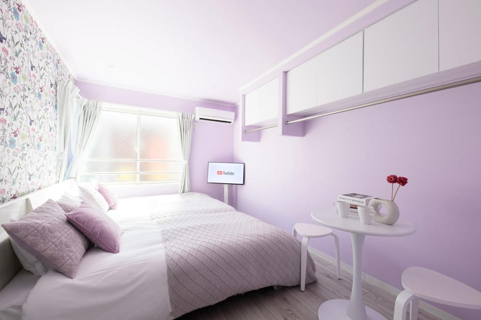Bed, TV and multimedia, Bedroom