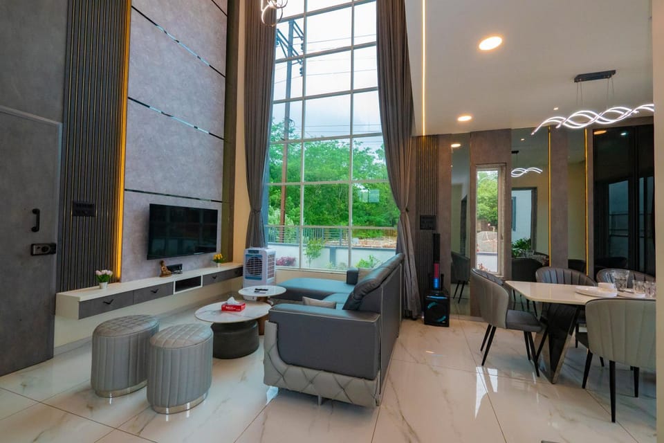 TV and multimedia, Living room, Seating area, Dining area