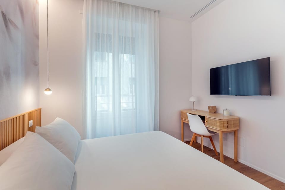 Bed, TV and multimedia, Seating area, Bedroom