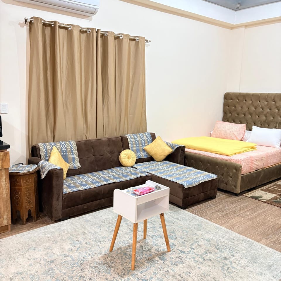 Bed, Seating area, Bedroom