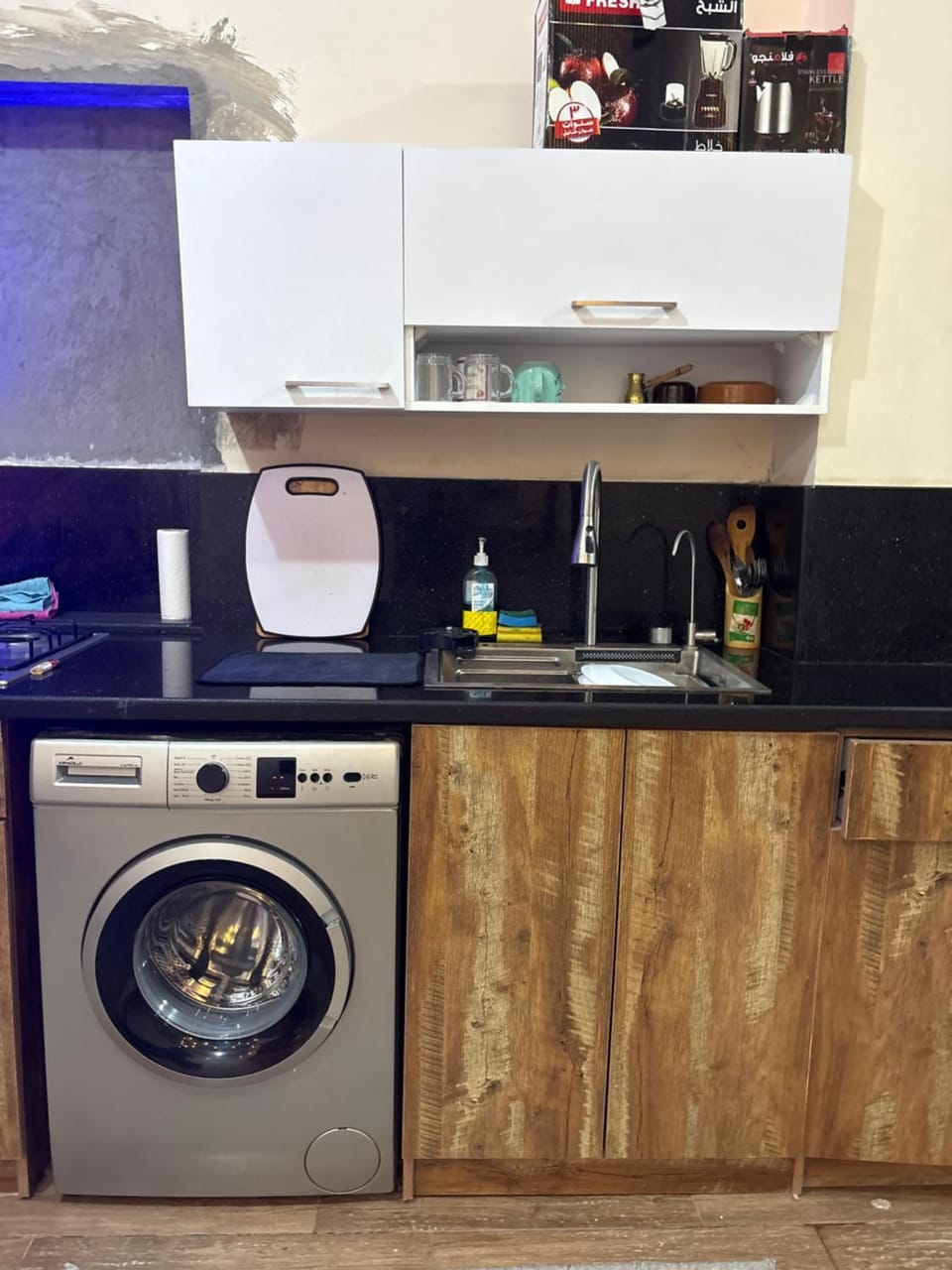 Kitchen or kitchenette, minibar, washing machine