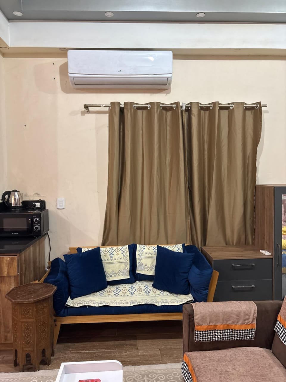 Seating area, air conditioner
