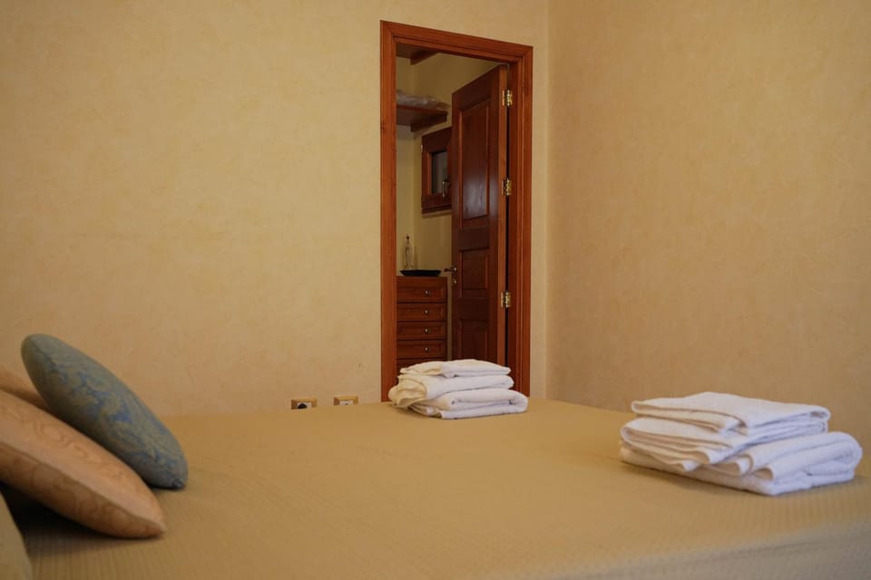 Bed, TV and multimedia, Bedroom, Quiet street view, heating, locker, towels, wardrobe, air conditioner
