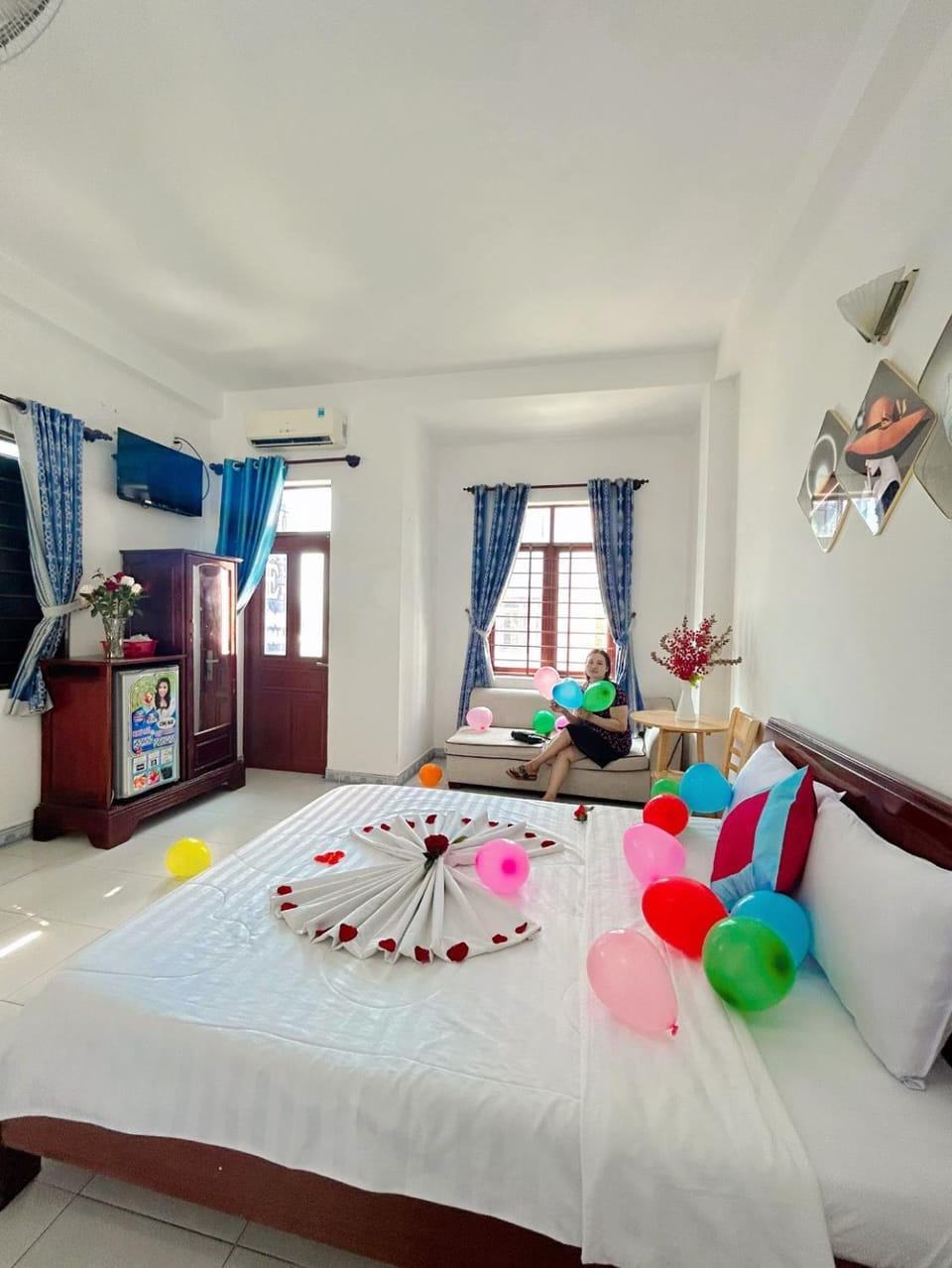 Bed, Living room, Photo of the whole room, Seating area, Bedroom