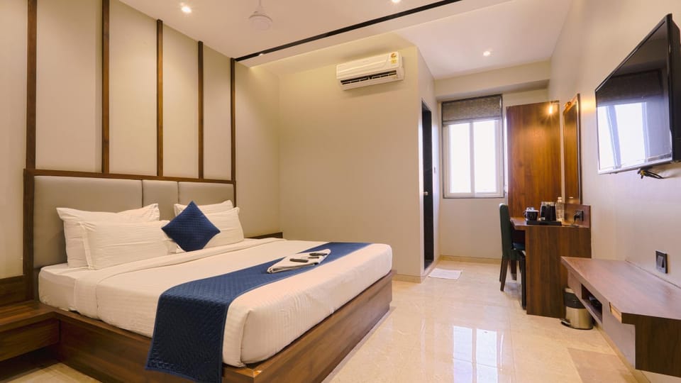Bed, TV and multimedia, Bedroom