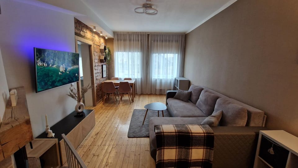 TV and multimedia, Seating area, Dining area