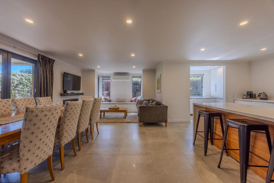 Kitchen or kitchenette, Living room, Seating area, Dining area